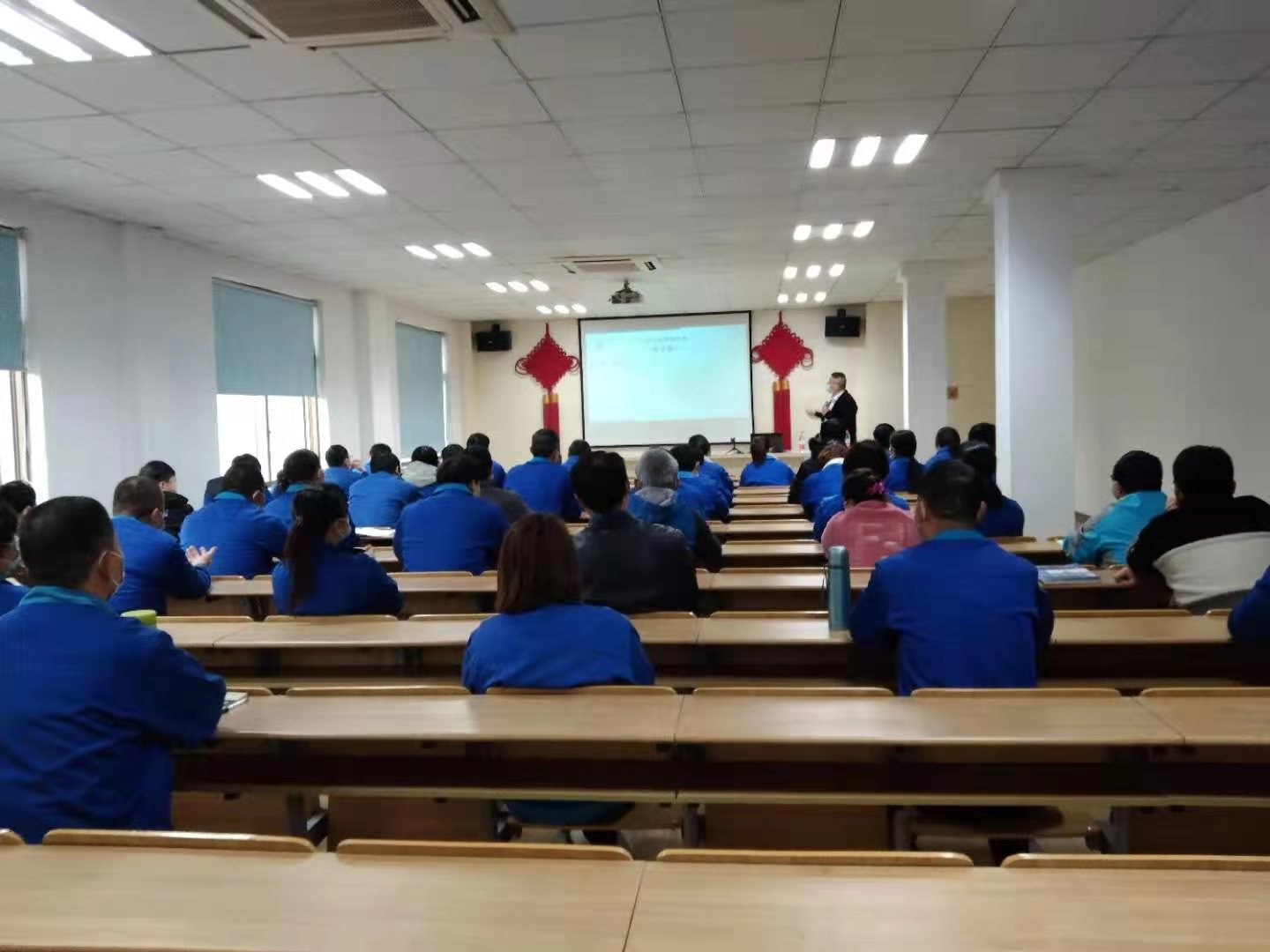 力士霸泵业开展以“安全第一、预防为主”为主题的安全知识培训(图2) 力士霸泵业开展以“安全第一、预防为主”为主题的安全知识培训(图2)